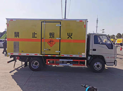 望牛墩镇爆破器材运输车